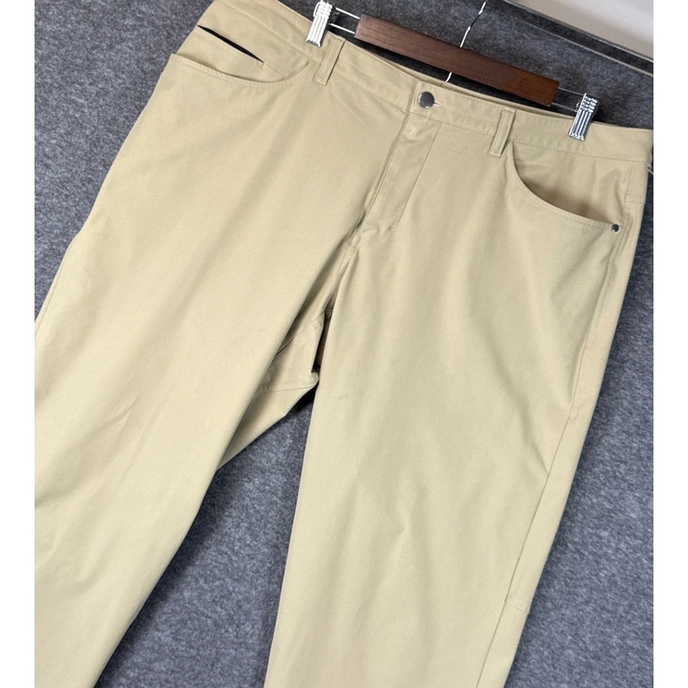 Lululemon ABC Pant Mens Size 38 Warpstreme Khaki Polyester Stretch Chino LM5583S